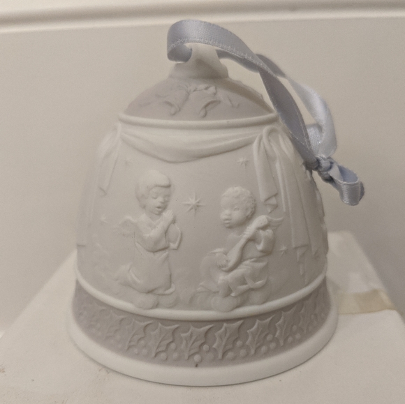 Lladro Vintage 1995 Christmas Bell Ornament - Picture 5 of 6
